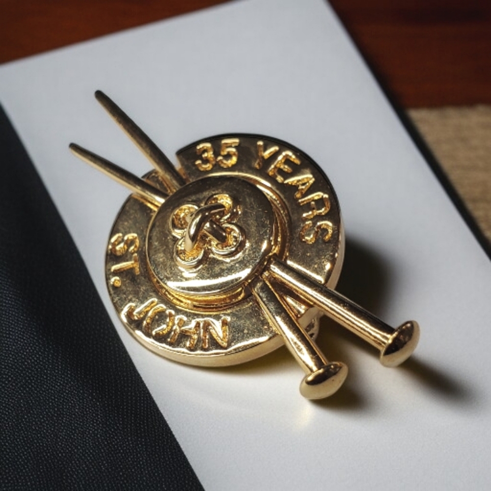 ST JOHN Anniversary Button Nail Brooch - Picture 2 of 3